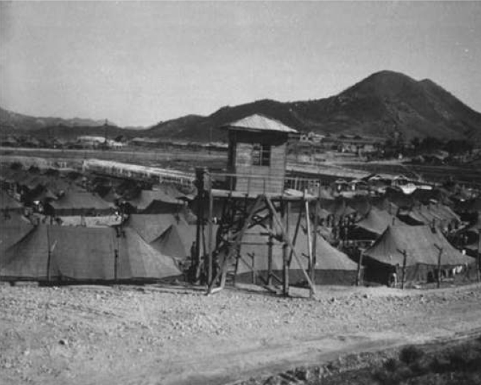 Hospital MASH utilizado durante la Guerra de Corea, considerado un antecedente importante en la evolución de la atención prehospitalaria y los Servicios Médicos de Emergencia modernos.